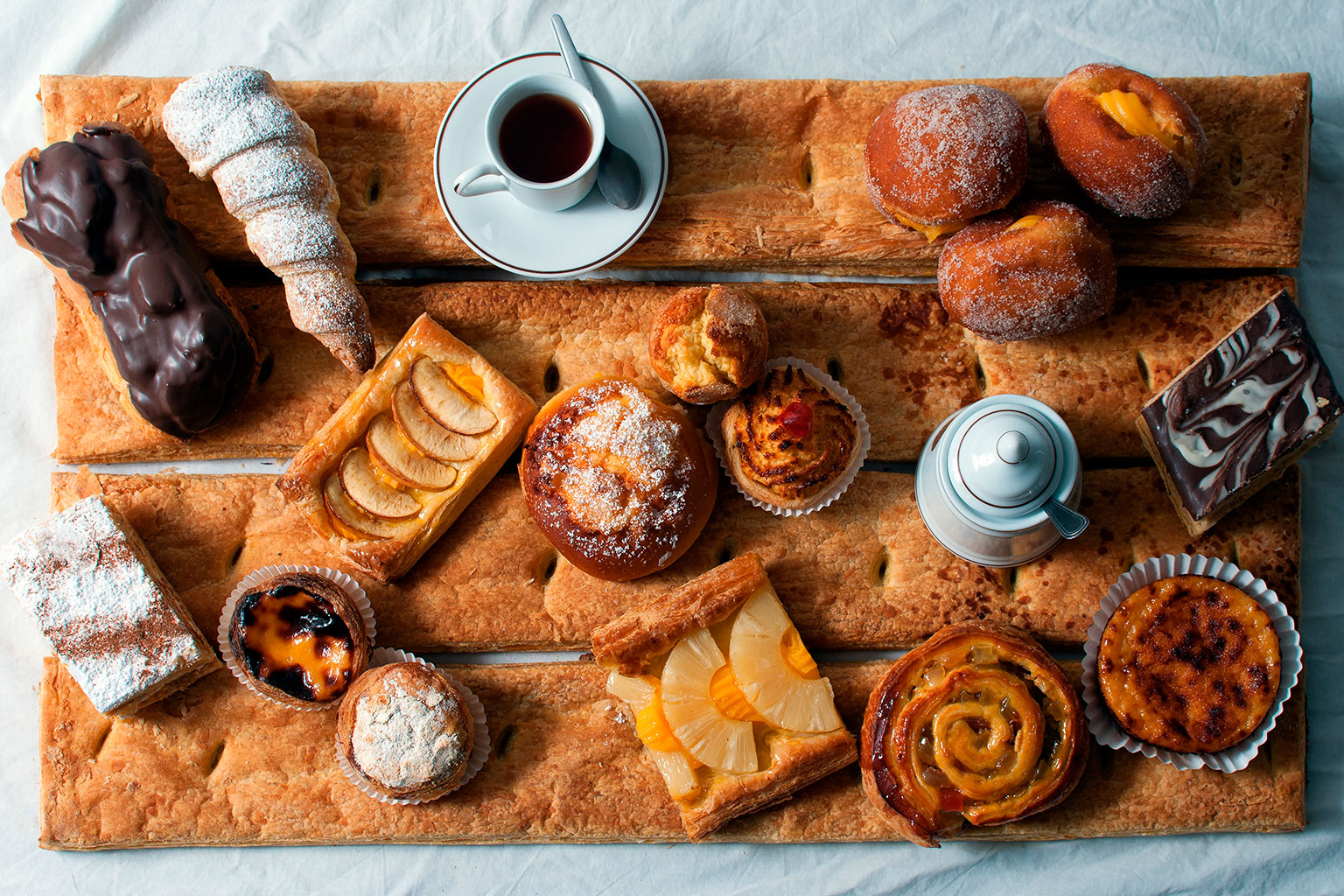 brunch-saboroso-com-diversos-paes-bolos-e-doces-sobre-a-mesa-patisserie